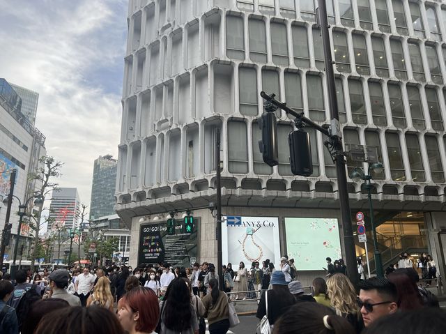 東京美登利壽司🍣澀谷店，每到用餐時間就排好長的隊伍