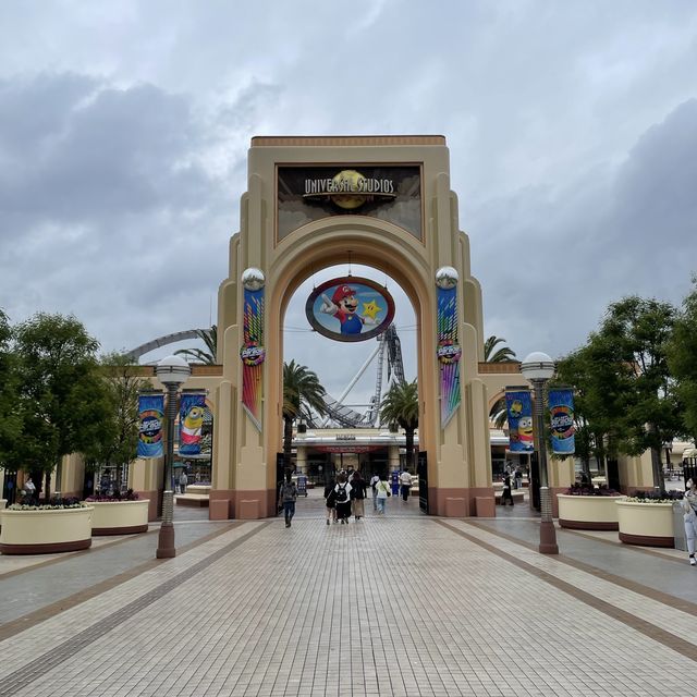 USJ entrance and shopping