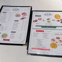 將軍澳海濱附近，發現MONTEREY Place進駐左一間充滿南洋風情既「山打根」，主打多款地道東南亞菜式，又融入多款港式美食，夠哂創意！