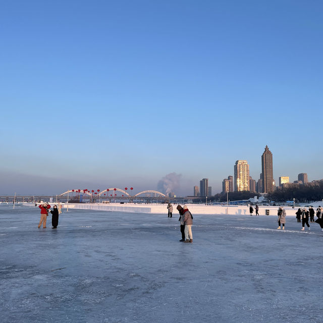 《哈爾濱美食冰雪之旅:探索中國雪鄉與大教堂》 《哈爾濱美食冰雪之旅:探索中國雪鄉與大教堂》