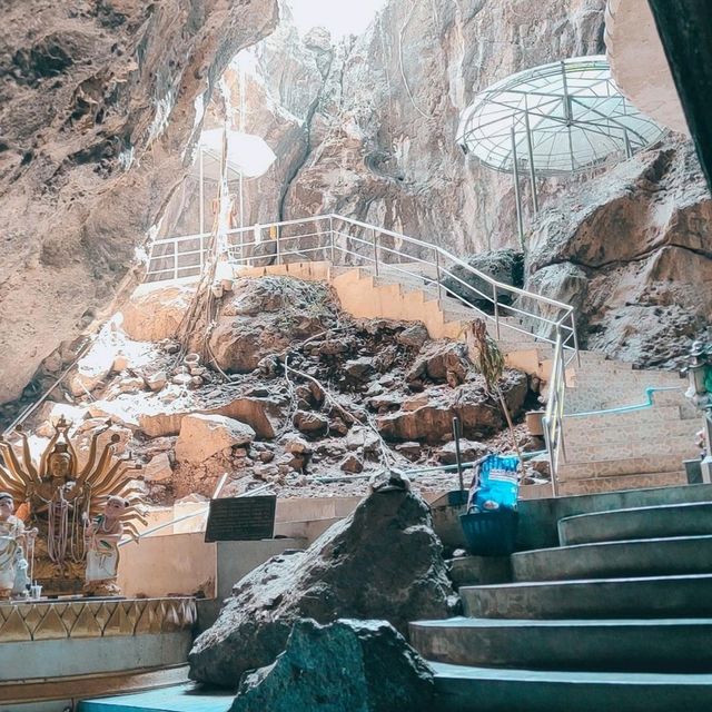 北碧府．Wat Ban Tham(依山勢建造的巨龍廟宇)