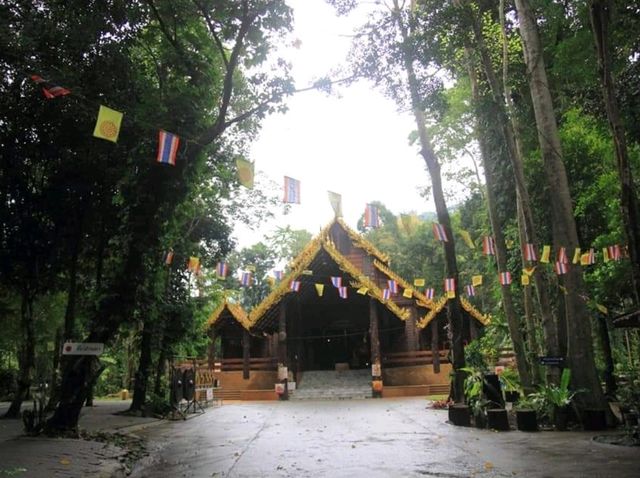 เที่ยววัดเขาบรรจบ เดินผ่านประตูสวรรค์
