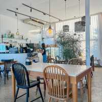 คาเฟ่2ชั้น moodดี ริมทะเลเกาะล้าน