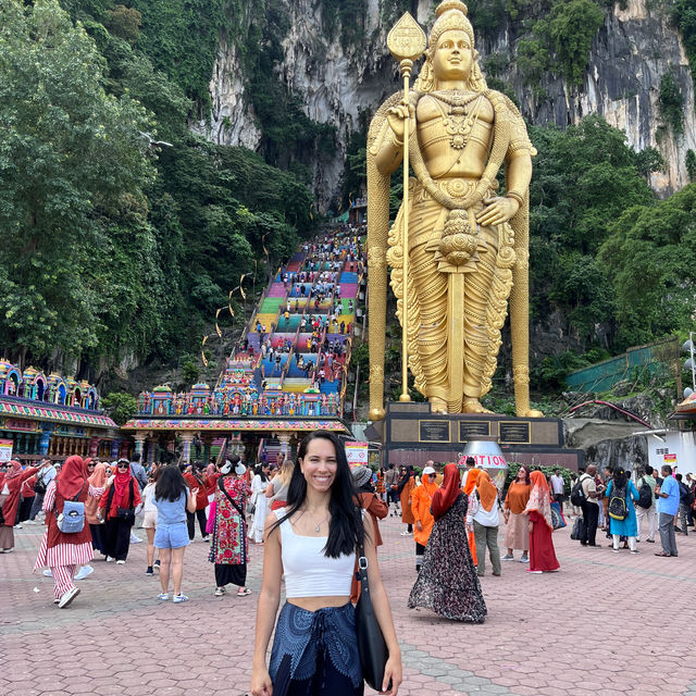 🌈 Vibrant 272 rainbow steps at the Batu Caves in KL 🗻