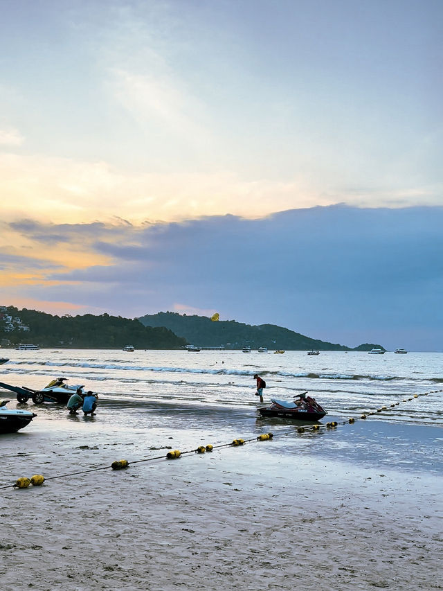 Phuket’s Beachside Delight  🌊☀️