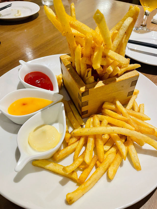 【肉バル Bar&grill motto 池袋/東京都】仲間と肉バルで楽しいひと時