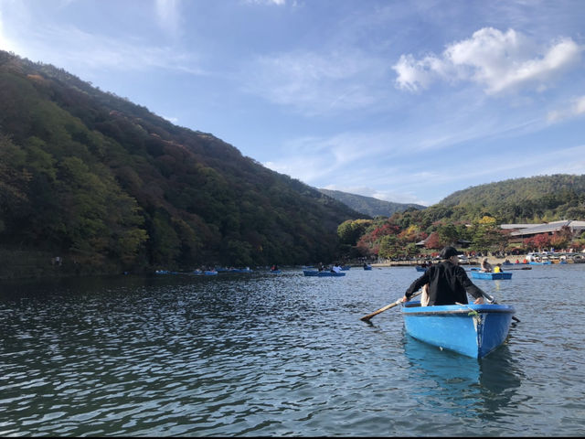 紅葉の嵐山で、自ら漕ぐ舟と彩りのひととき