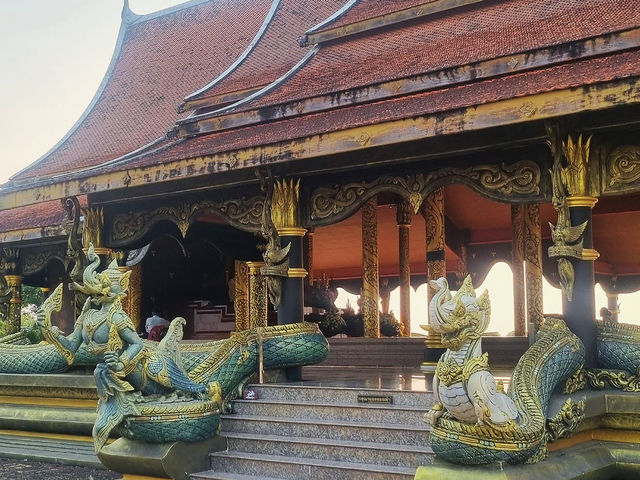 วัดสิรินธรวรารามภูพร้าว - ยลความงามวัดเรืองแสง