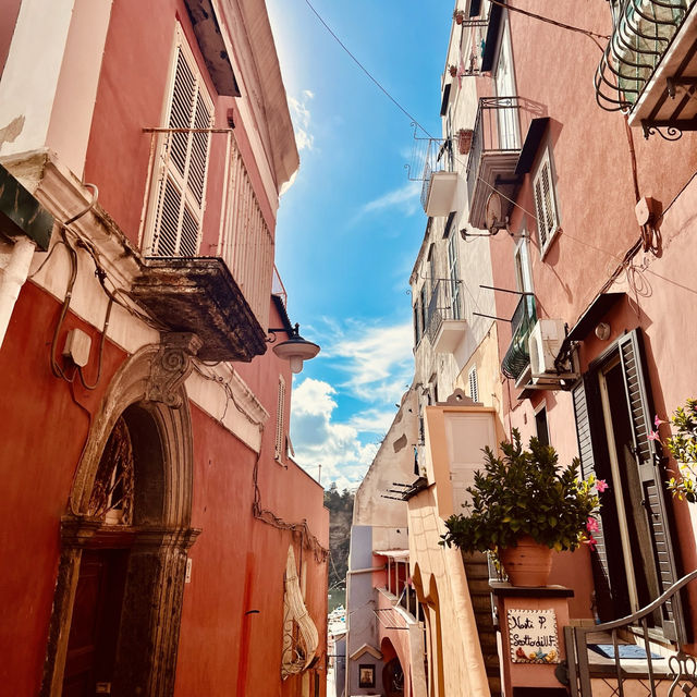 Don’t miss the colourful island of Procida 🇮🇹 