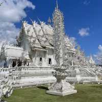 ไปเที่ยวรายต้องแวะชมความงามที่วัดร่องขุ่น