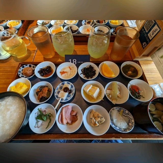 在東京體驗朝活文化~築地本願寺及其18品早餐 