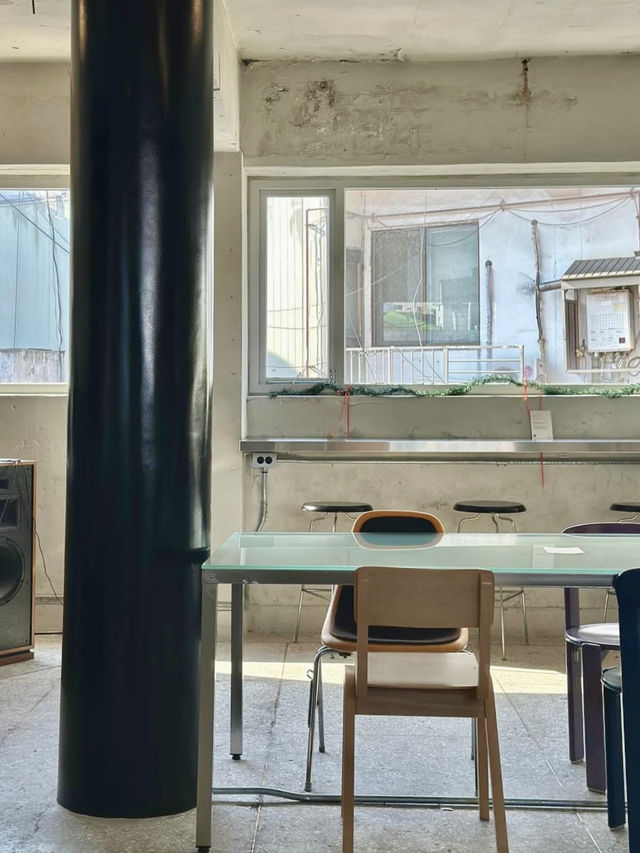 힙한 실내인테리어와 🛋️ 귀여운 디저트 비주얼의 성수동 카페 실내데이트 🏝️