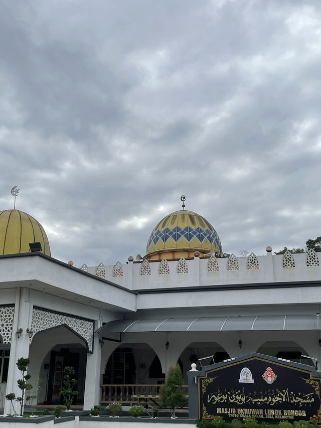 The mosque’s architecture is simple yet elegant 