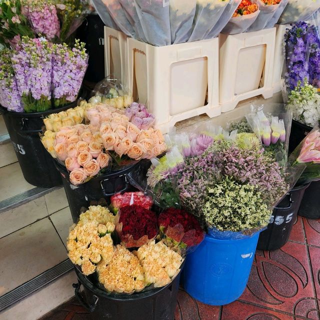 ปากคลองตลาด: ดอกไม้บานกลางกรุง 