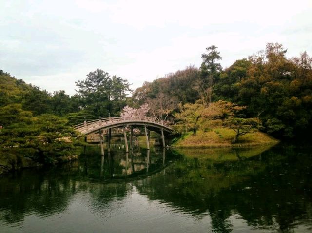 栗林公園-日本回遊式庭園代表，四國賞櫻好去處