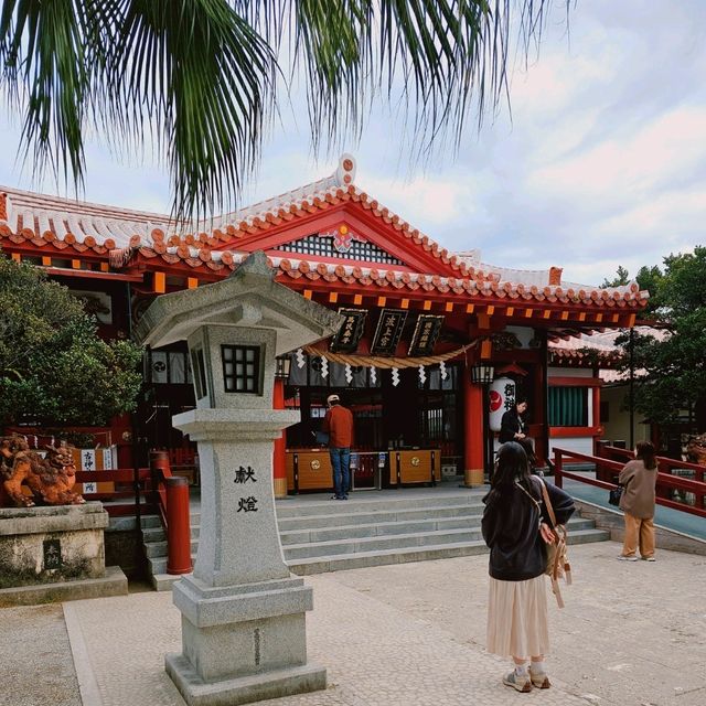 【沖繩】神社建造在海浪拍打的岸邊的巨大珊瑚礁之上