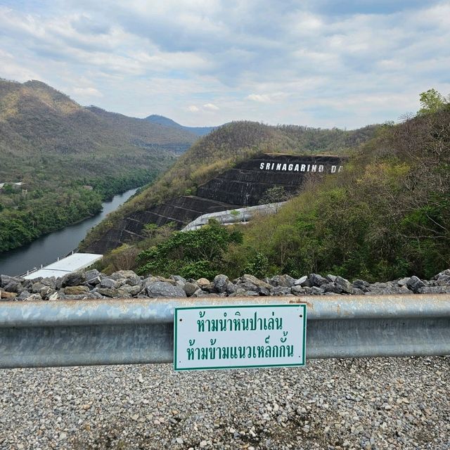 พักผ่อนในวันดีดี ที่ริมเขื่อนศรีนครินทร์