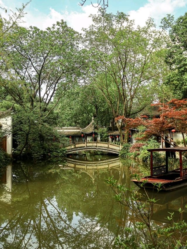Chill by the Lake in Chengdu