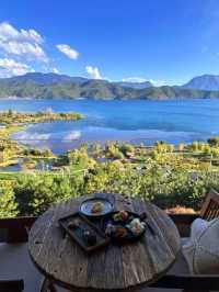 Take a scenic walk along the Erhai Lake