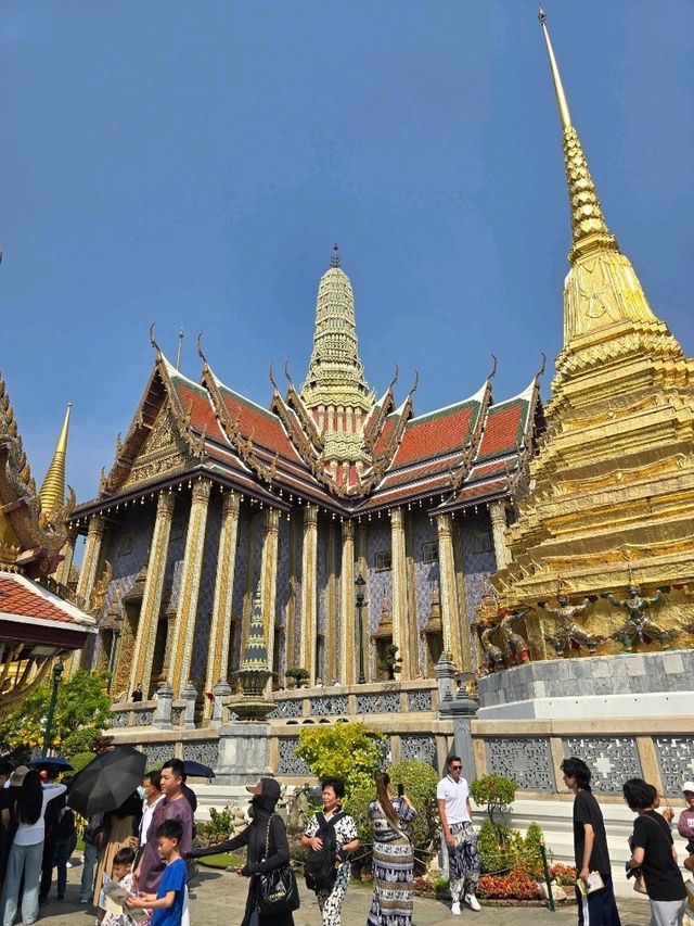 พาเยี่ยมชมพระบรมมหาราชวังและวัดพระศรีรัตนศาสดาราม