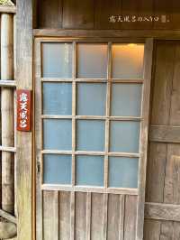 朝食後のきらきらしたお湯がきれい...岩露天風呂🪨合掌造りの宿 はづ合掌