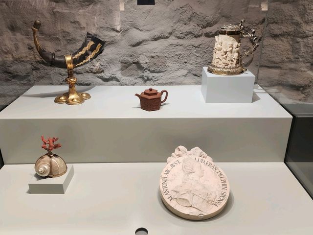 [🇨🇭ザンクト・ガレン] 修道院図書館の展示室で中世の書物と対話する