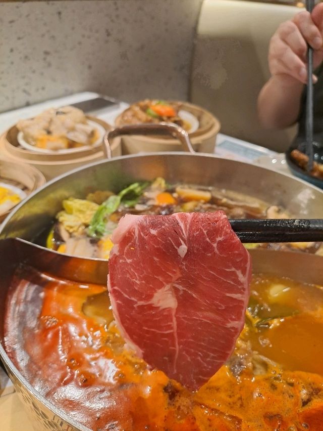 和牛火鍋加上點心美食