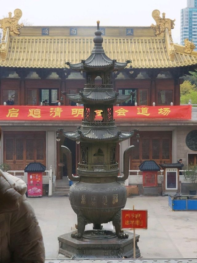 ชมความงดงามพระหยกที่วัดจิ้งอัน