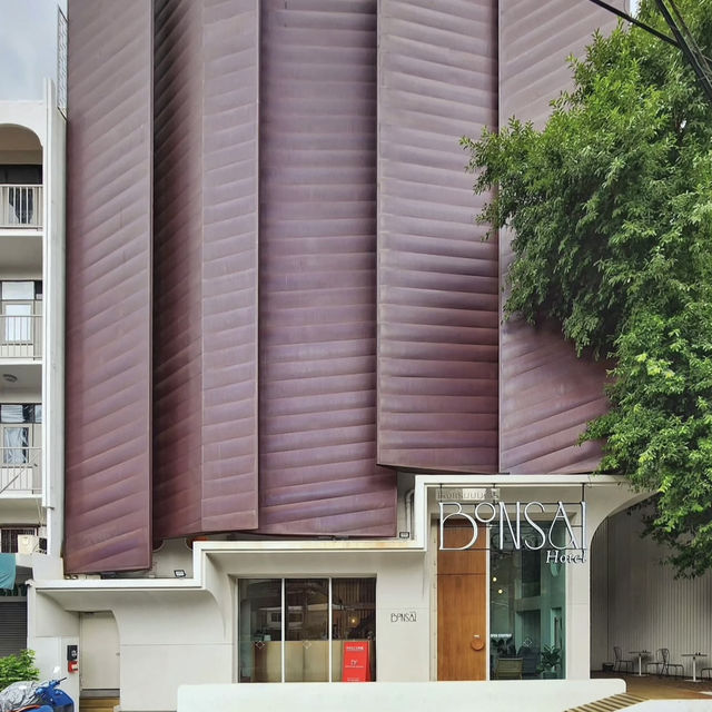曼谷盆栽酒店（Bonsai Hotel Bangkok）設計呈現榕樹發芽與落葉的顏色，充滿清新簡約感覺
