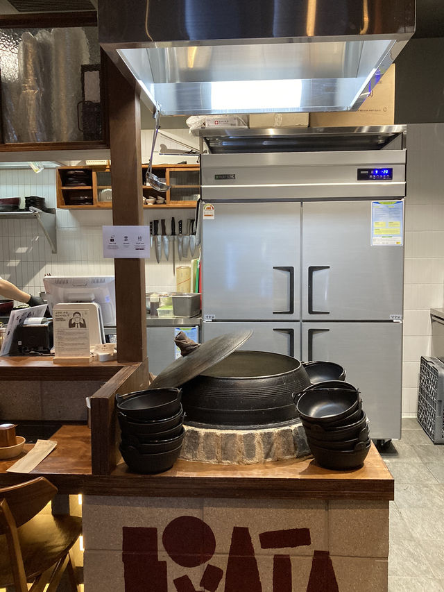 진짜 지인한 사골육수로 맛을 낸 사골칼국수, 보야타