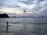 Dolarog Beach｜愛妮島的隱世秘境，靜謐海岸與壯麗夕陽的完美交織 