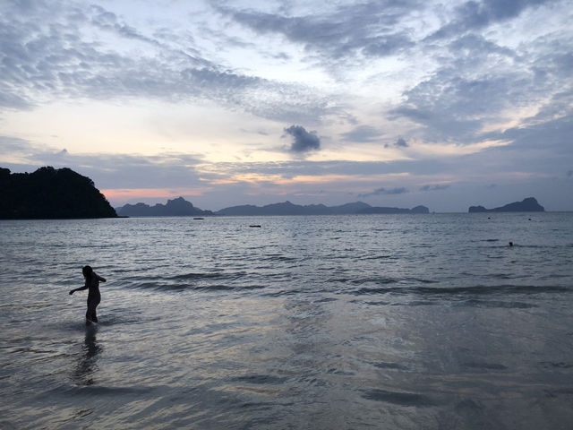 Dolarog Beach｜愛妮島的隱世秘境，靜謐海岸與壯麗夕陽的完美交織 
