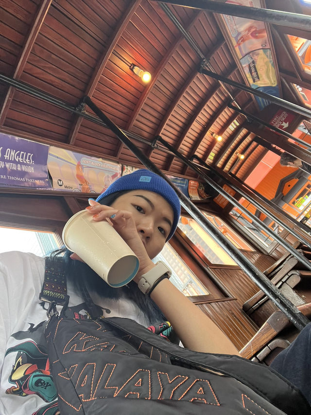 【搭上電影裡的復古列車！洛杉磯 Angels Flight 體驗小而經典的時光旅行】🎬🚋🌇