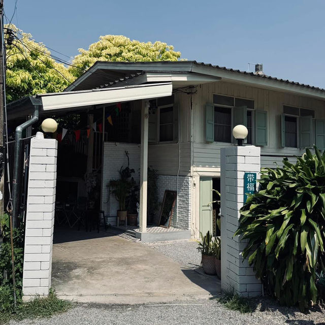 คาเฟ่สุดอบอุ่น บ้านไม้ “ใต้ถุนบ้าน 带福办 ” เชียงใหม่