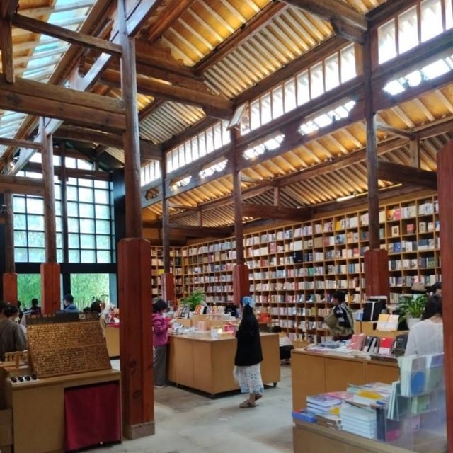 雲南 | 先鋒沙溪白族書局，舊糧倉改建的文青書店
