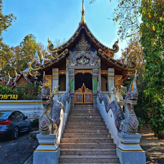 ไหว้พระและชมสถาปัตยกรรมแบบล้านนาประยุกต์