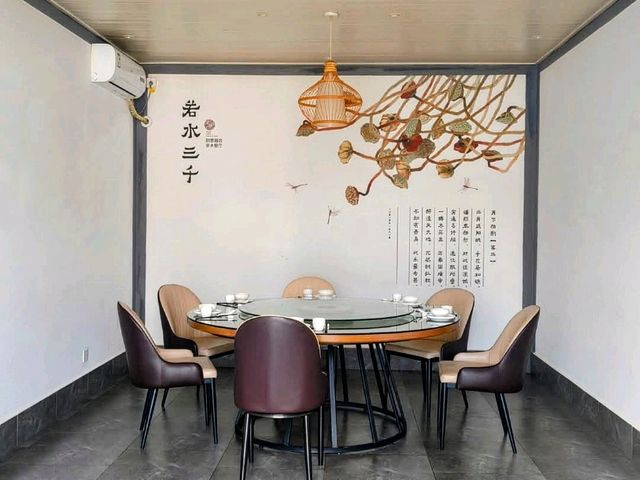 雲南 | 若水三千親水餐廳，白牆青瓦、環境清幽的質感餐聽