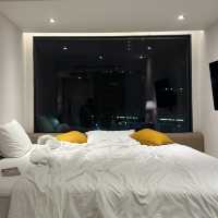 Yello Rooms Hotel ที่พักวิวรถไฟฟ้าสุดปัง