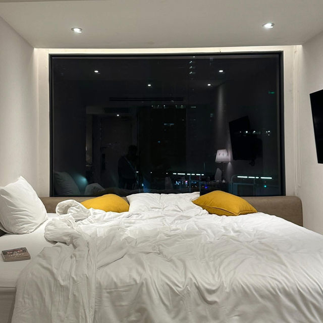 Yello Rooms Hotel ที่พักวิวรถไฟฟ้าสุดปัง