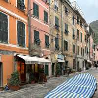 🏡 *Cinque Terre: A Rainbow Cascade of Seaside Villages* 🌊🌿