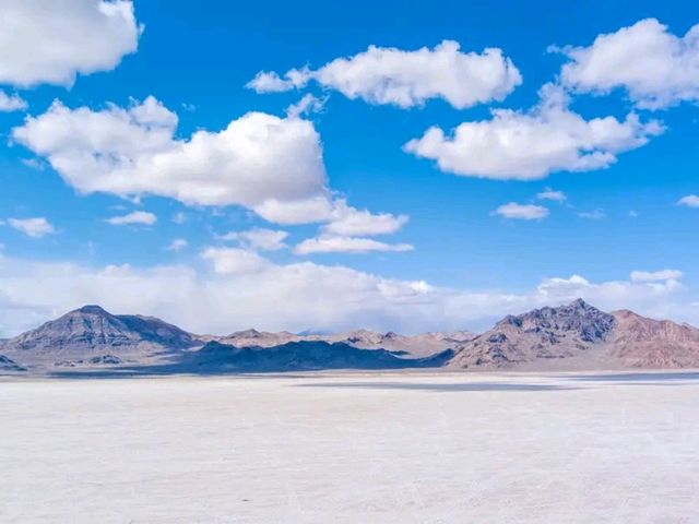Bonneville Salt Flats – Nature’s Mirror in the Utah Desert