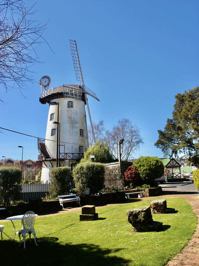 Charming colonial stay with windmill views in Launceston