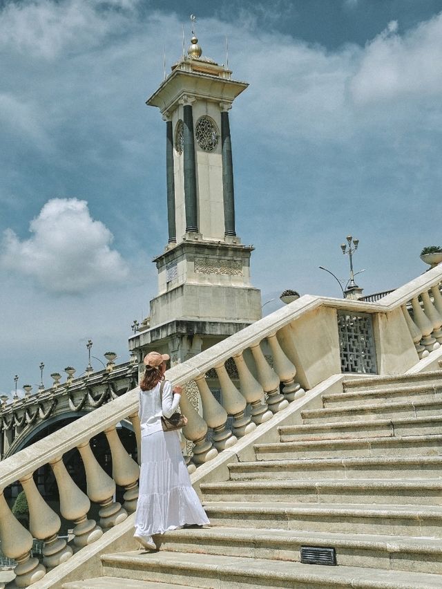 Strike a Pose at Seri Gemilang Bridge – but Bring Sunscreen! 📸🌞