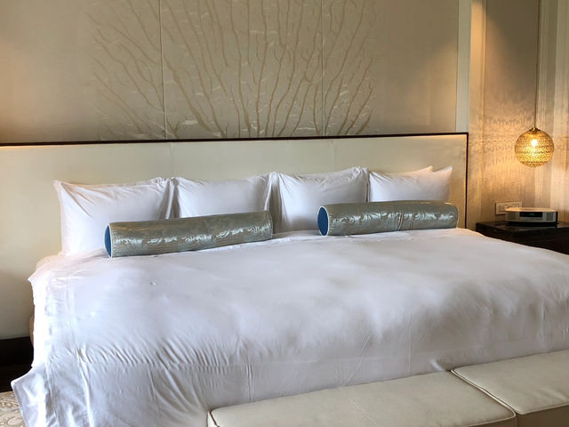 🇲🇾🏨 Langkawi's Luxury Face-Off: The St. Regis vs. Four Seasons!