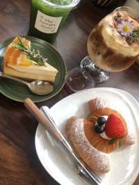 คาเฟ่ ขนมและเครื่องดื่มอร่อย