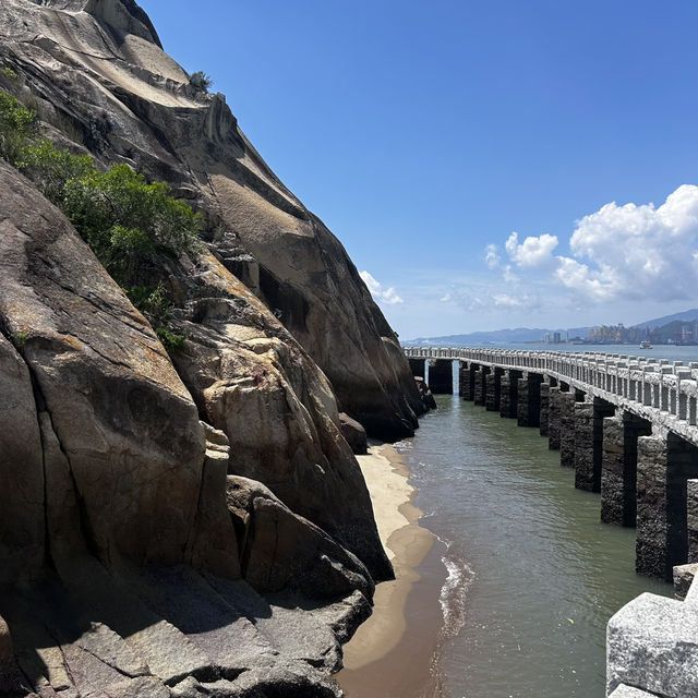 🕳️ Gusheng Cave: Gulangyu’s Cool, Carved Secret Beneath Sunlight Rock!