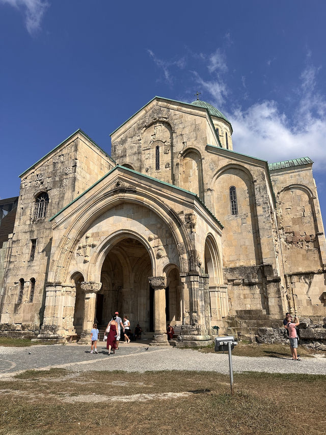 【Bagrati Cathedral／バグラティ大聖堂｜“丘を見守る千年の祈りと壮麗なドーム”】