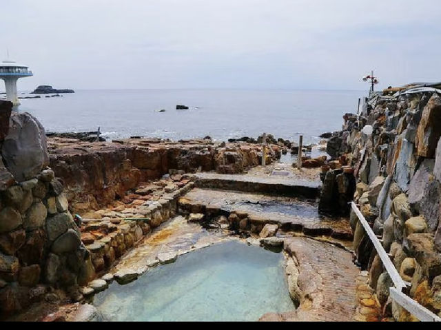 Shirahama, Japan: Coastal Charms & Seafood Delights! 🌊🍣♨️