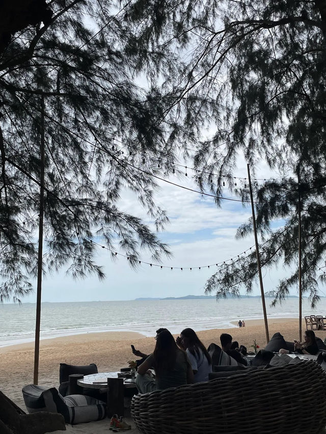 Cave Beach Club คาเฟ่สวยริมหาดจองเทียน ชลบุรี