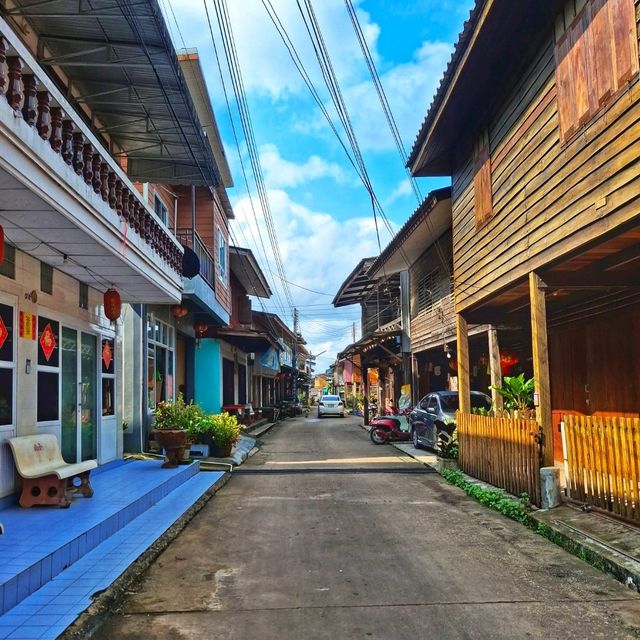 ชมวิวที่ประตูมหาสมุทรในหมู่บ้านไม้เคี่ยมโบราณ